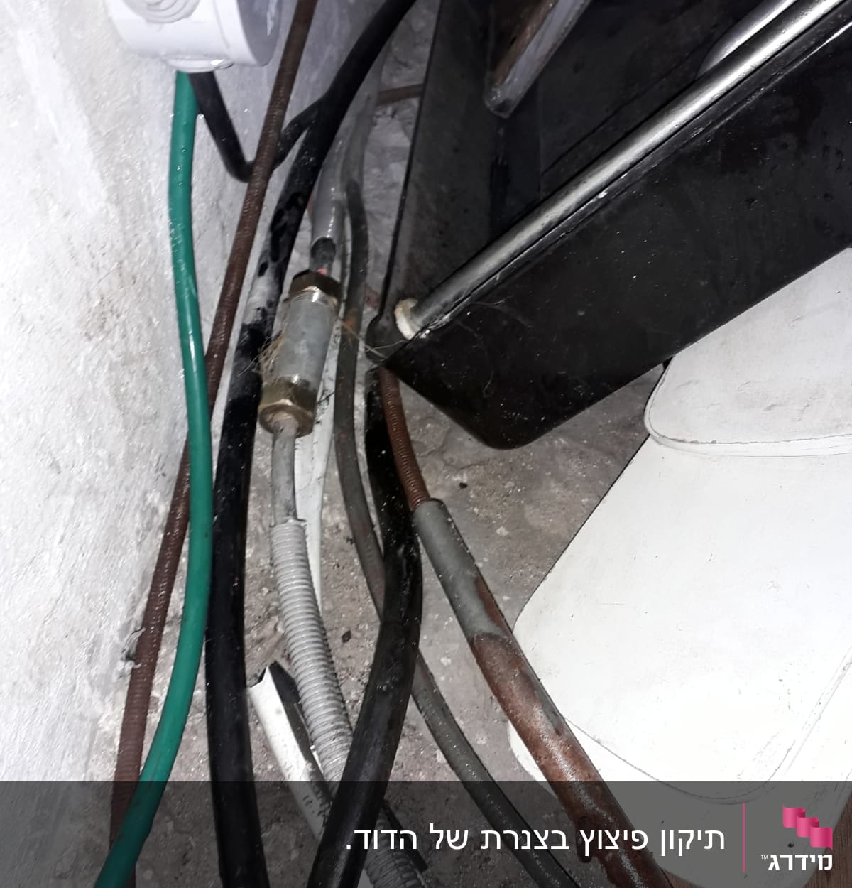 צינורות שונים ומחבר מתכת על רצפה